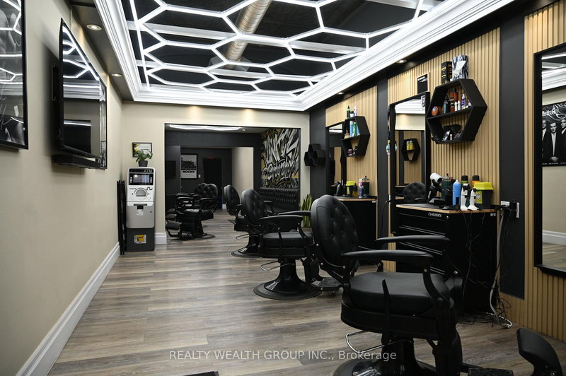 18 Holland St W, Bradford West Gwillimbury, L3Z 2B3 | Image 2