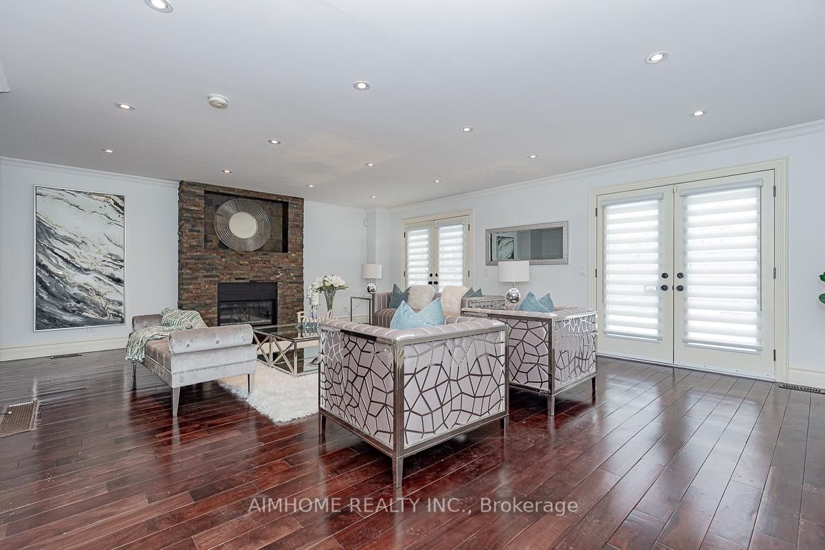 Detached House for sale at 220 Weldrick Road, Richmond Hill, Ontario, L4C 3V3 - Observatory - MLS: N12863896