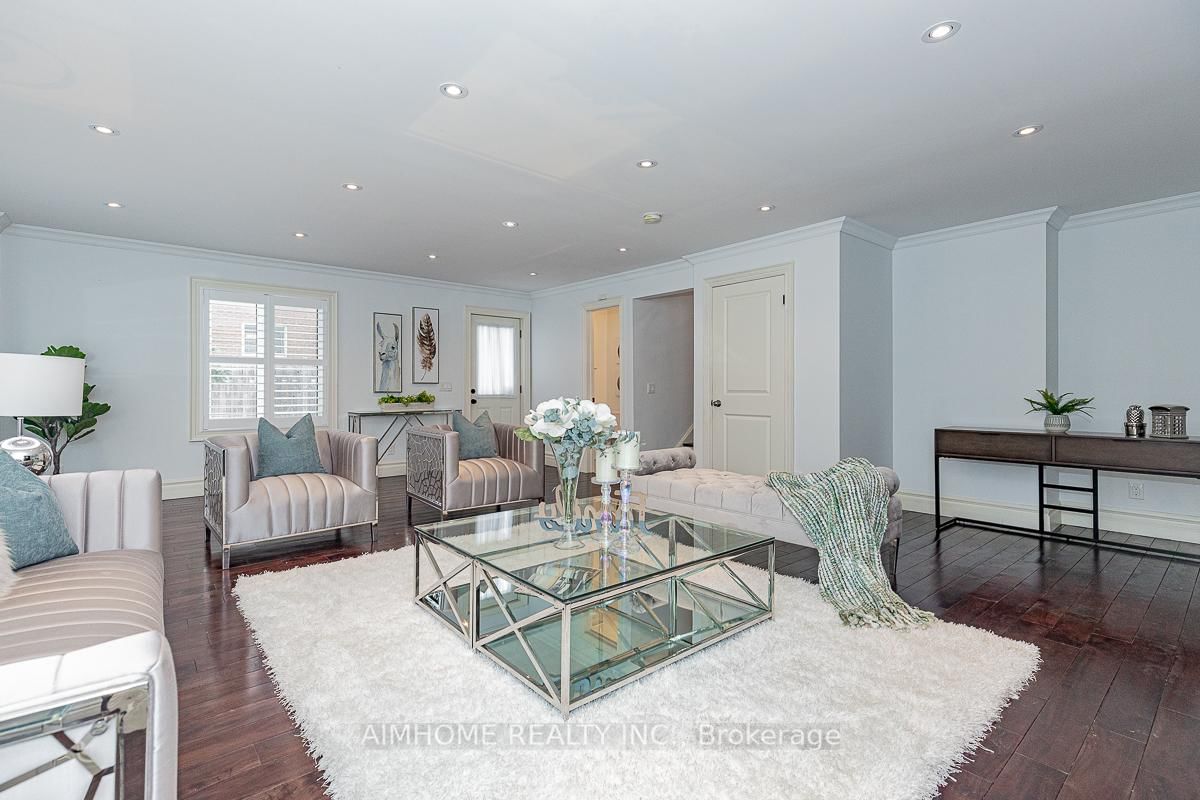 Detached House for sale at 220 Weldrick Road, Richmond Hill, Ontario, L4C 3V3 - Observatory - MLS: N12863896