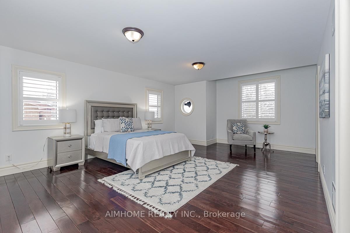 Detached House for sale at 220 Weldrick Road, Richmond Hill, Ontario, L4C 3V3 - Observatory - MLS: N12863896