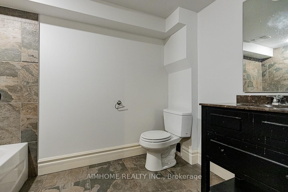 Detached House for sale at 220 Weldrick Road, Richmond Hill, Ontario, L4C 3V3 - Observatory - MLS: N12863896