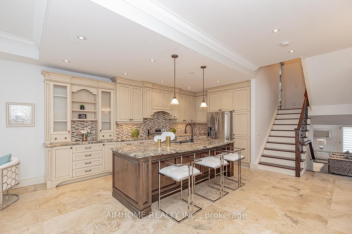 Detached House for sale at 220 Weldrick Road, Richmond Hill, Ontario, L4C 3V3 - Observatory - MLS: N12863896