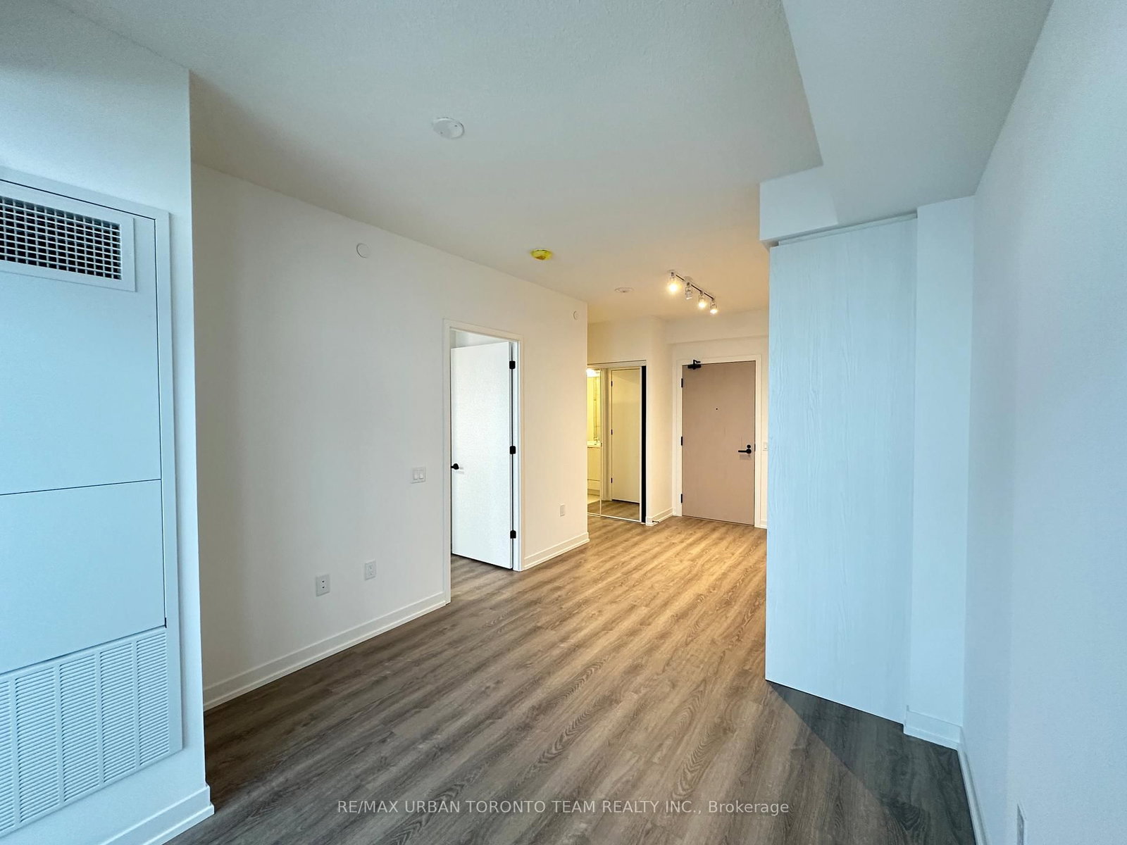 8 Interchange Way, Unit 4805 - Photo 4