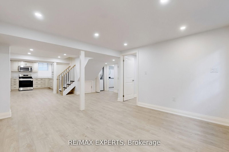 #Lower - 1097 Wildwood Dr, Newmarket, L3Y 2B6 | Image 2