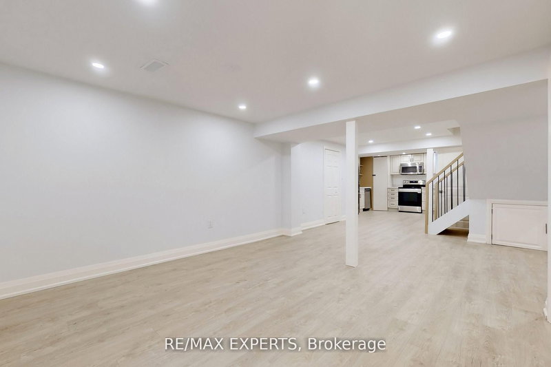 #Lower - 1097 Wildwood Dr, Newmarket, L3Y 2B6 | Image 3