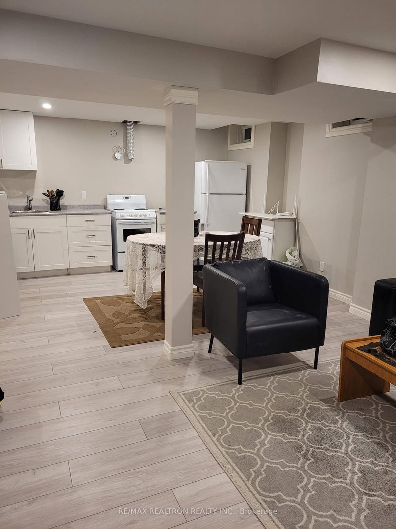 Bsmt - 7 Billingham Hts, Aurora, L4G 7R8 | Image 2