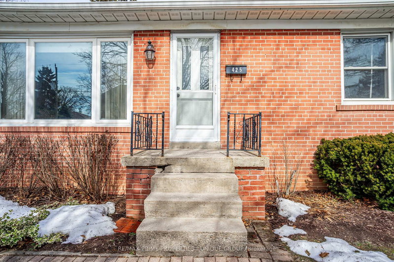 425 Centre St E, Richmond Hill, L4C 1B8 | Image 2