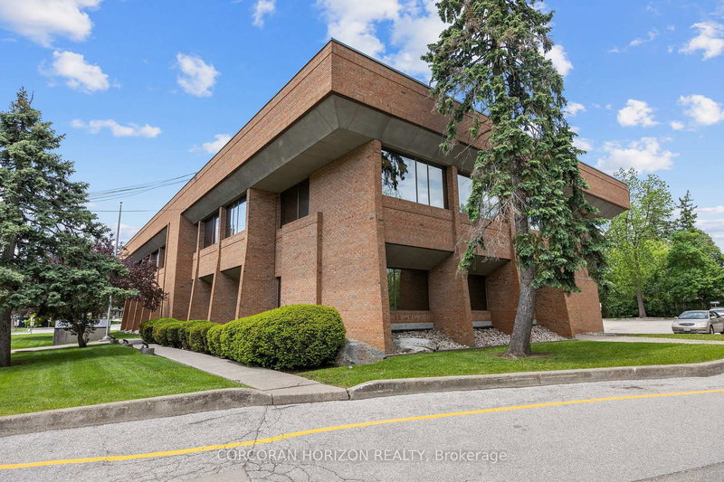 21 Dunlop St, Richmond Hill, L4C 2M6 | Image 2