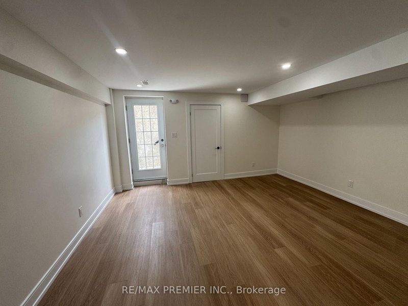 39 Walls Cres, New Tecumseth, L0G 1W0 | Image 2