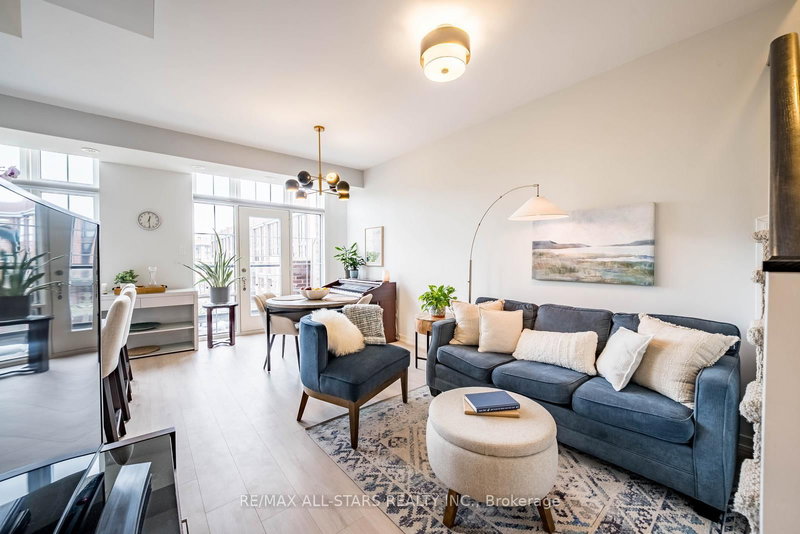 302 - 2 Linsmore Pl, Whitchurch-Stouffville, L4A 4T4 | Image 3