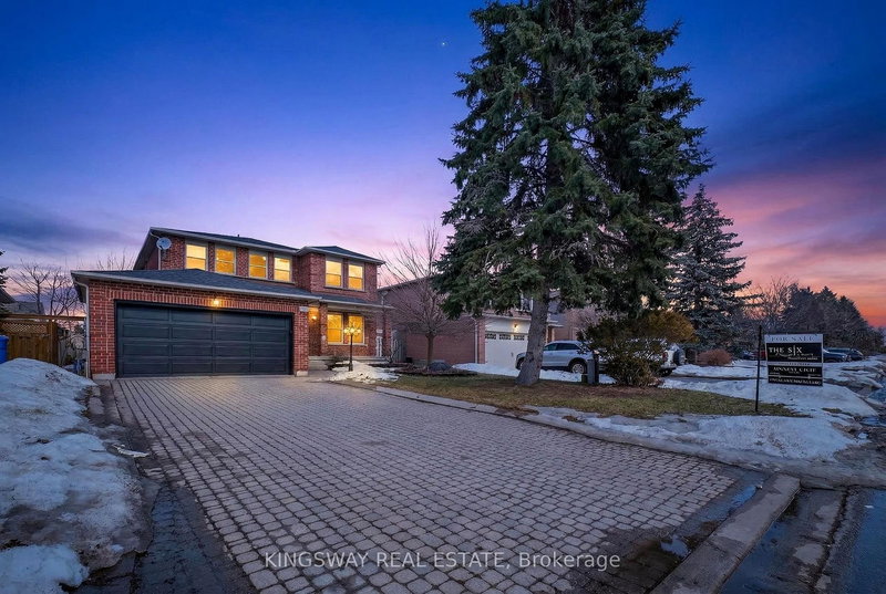 325 Salisbury Lane, Newmarket, L3Y 8A6 | Image 2