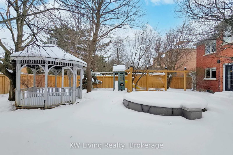 24 Highview Cres, Richmond Hill, L4B 2T7 | Image 2
