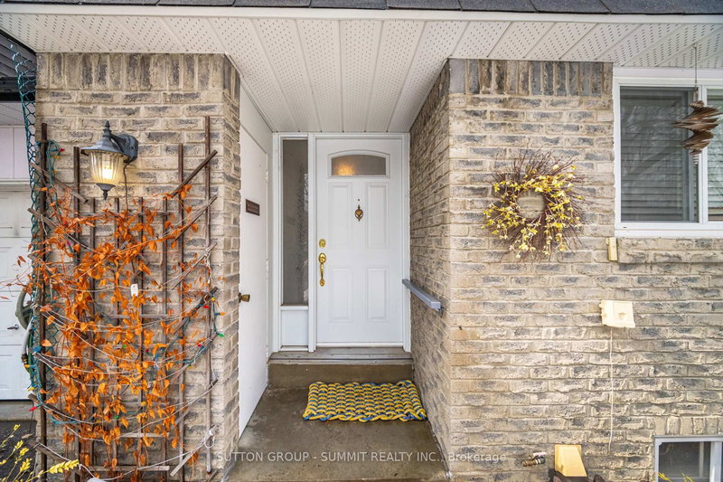 11 St Andrew's Crt, Aurora, L4G 3B2 | Image 2