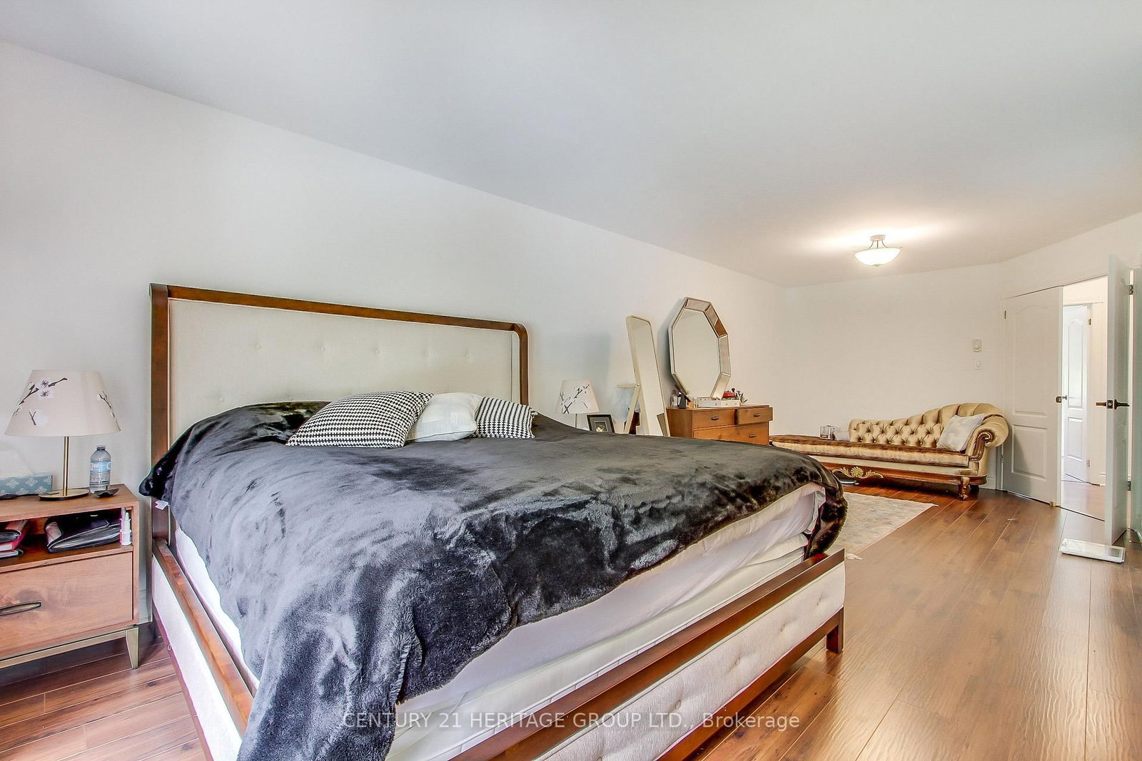 Detached House for sale at 7670 19th Sideroad, King, Ontario, L0G 1T0 - Rural King - MLS: N12873532