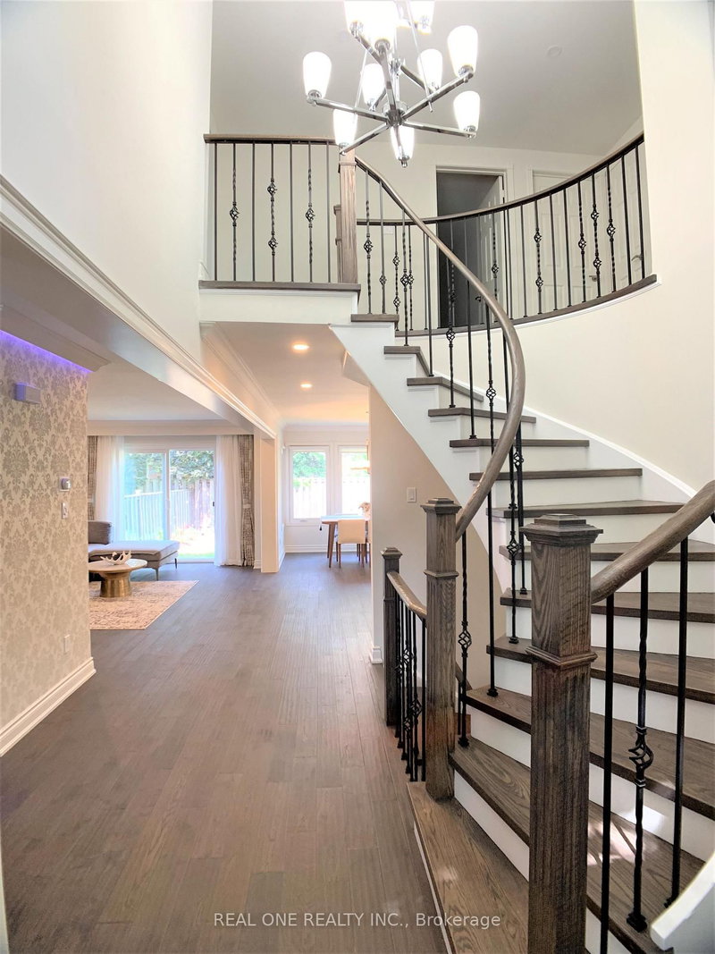 433 Mullen Dr, Vaughan, L4J 2N9 | Image 2