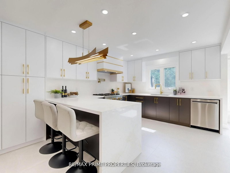 137 Old Surrey Lane, Richmond Hill, L4C 6R9 | Image 2