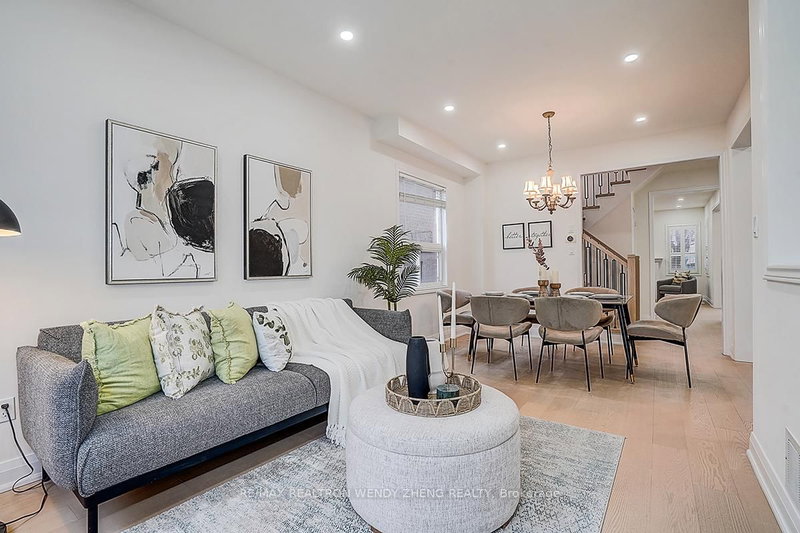 16 Hartwell Way, Aurora, L4G 7X7 | Image 3