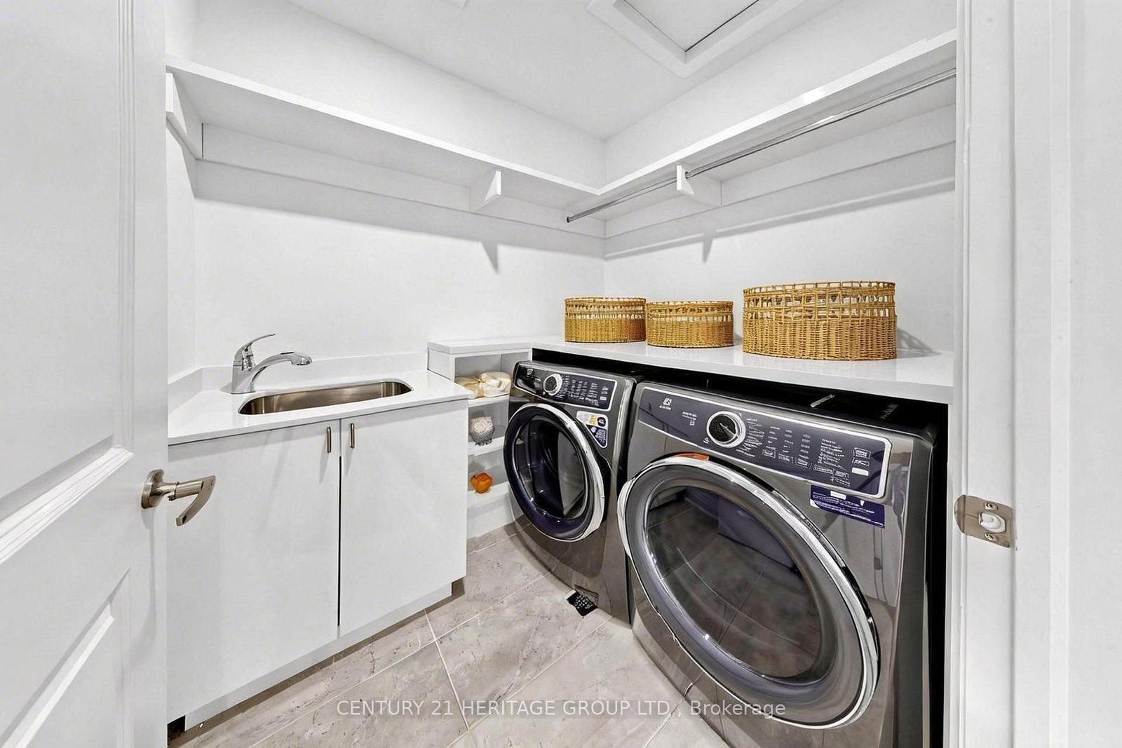 Detached House for sale at 251 Oxford Street, Richmond Hill, Ontario, L4C 7V7 - Mill Pond - MLS: N12875444