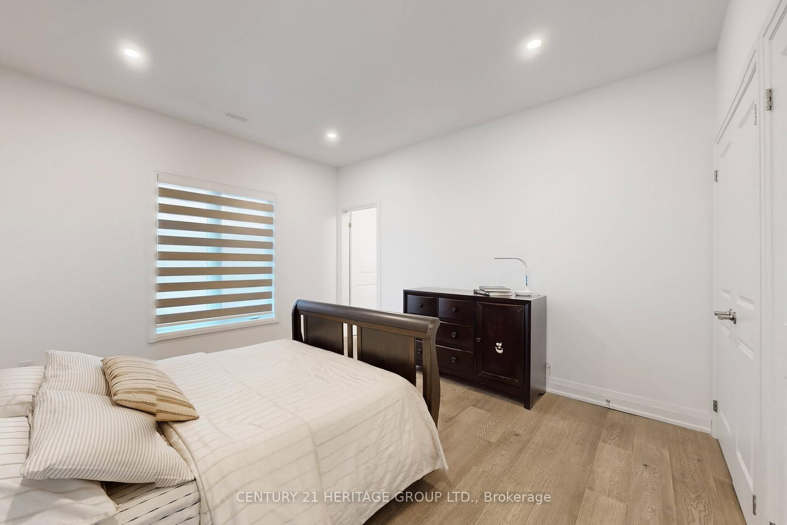 Detached House for sale at 251 Oxford Street, Richmond Hill, Ontario, L4C 7V7 - Mill Pond - MLS: N12875444