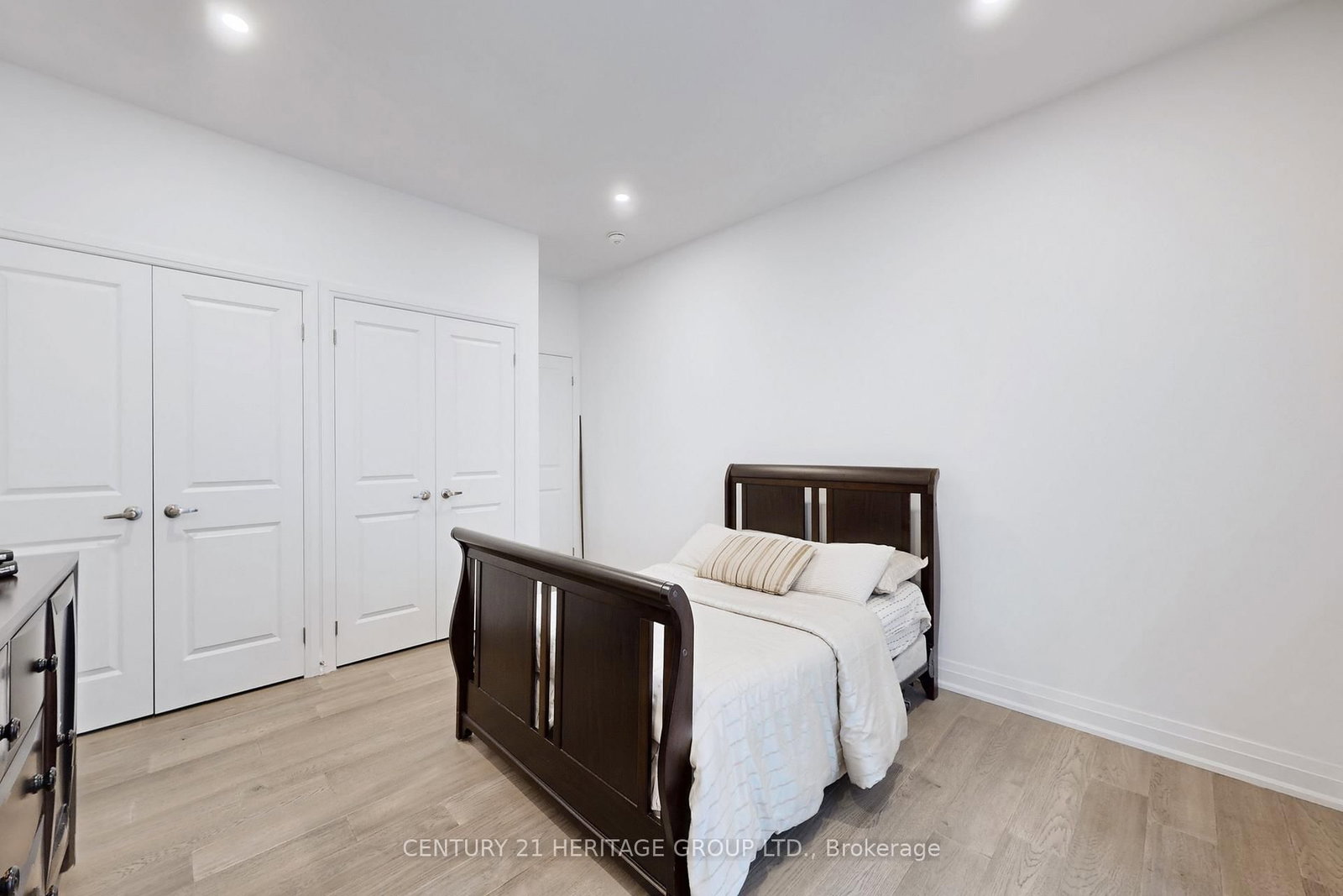 Detached House for sale at 251 Oxford Street, Richmond Hill, Ontario, L4C 7V7 - Mill Pond - MLS: N12875444