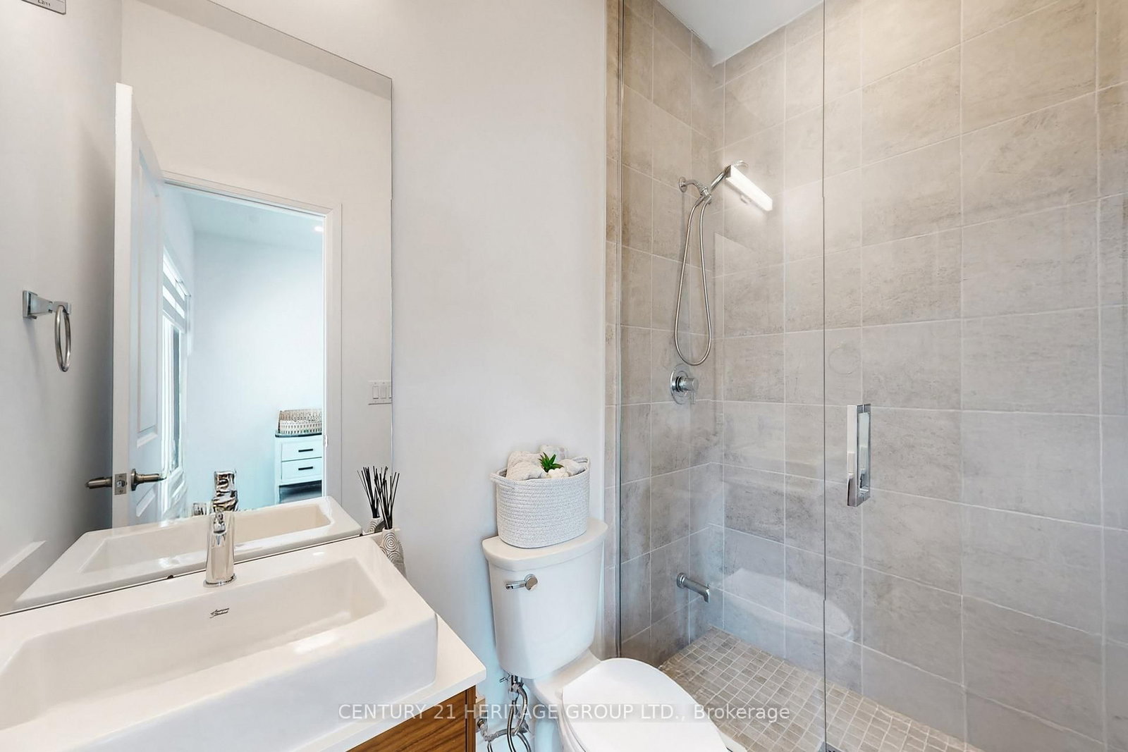 Detached House for sale at 251 Oxford Street, Richmond Hill, Ontario, L4C 7V7 - Mill Pond - MLS: N12875444