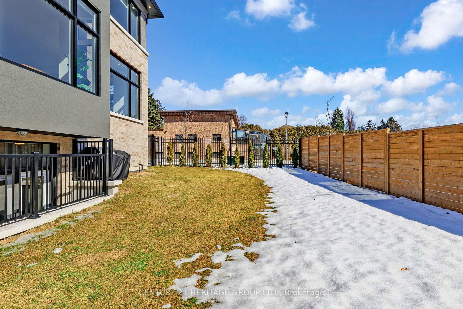 Detached House for sale at 251 Oxford Street, Richmond Hill, Ontario, L4C 7V7 - Mill Pond - MLS: N12875444