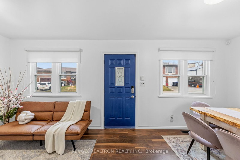 25 Bingham St, Bradford West Gwillimbury, L3Z 1X1 | Image 2