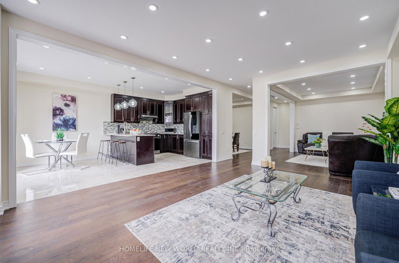 88 Roth St, Aurora, L4G 0W7 | Image 3