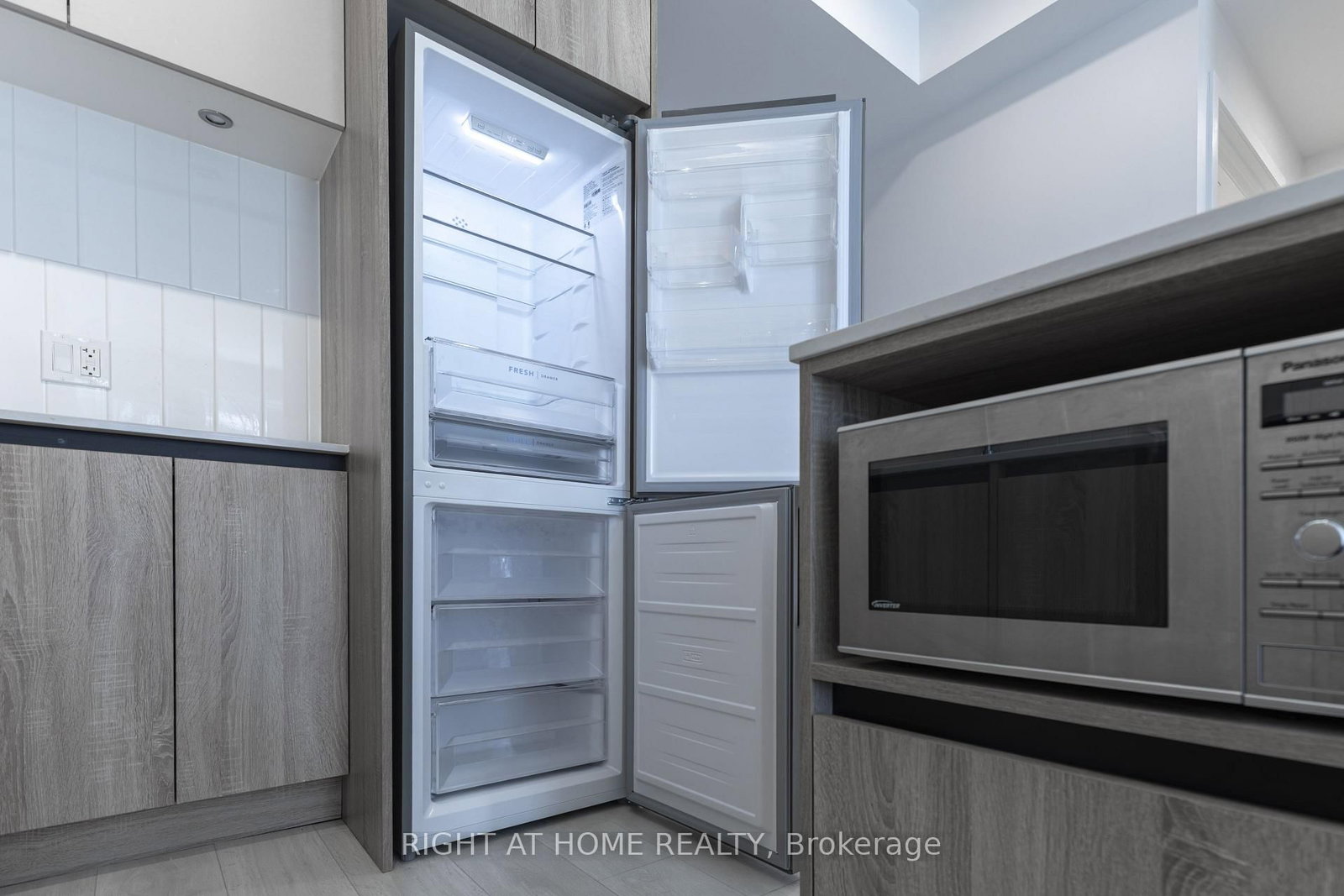 Condo for sale at 320-7950 Bathurst Street, Vaughan, Ontario, L4J 0B8 - Beverley Glen - MLS: N12877330