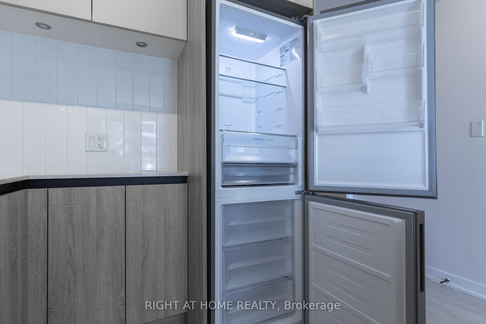 Condo for sale at 320-7950 Bathurst Street, Vaughan, Ontario, L4J 0B8 - Beverley Glen - MLS: N12877330