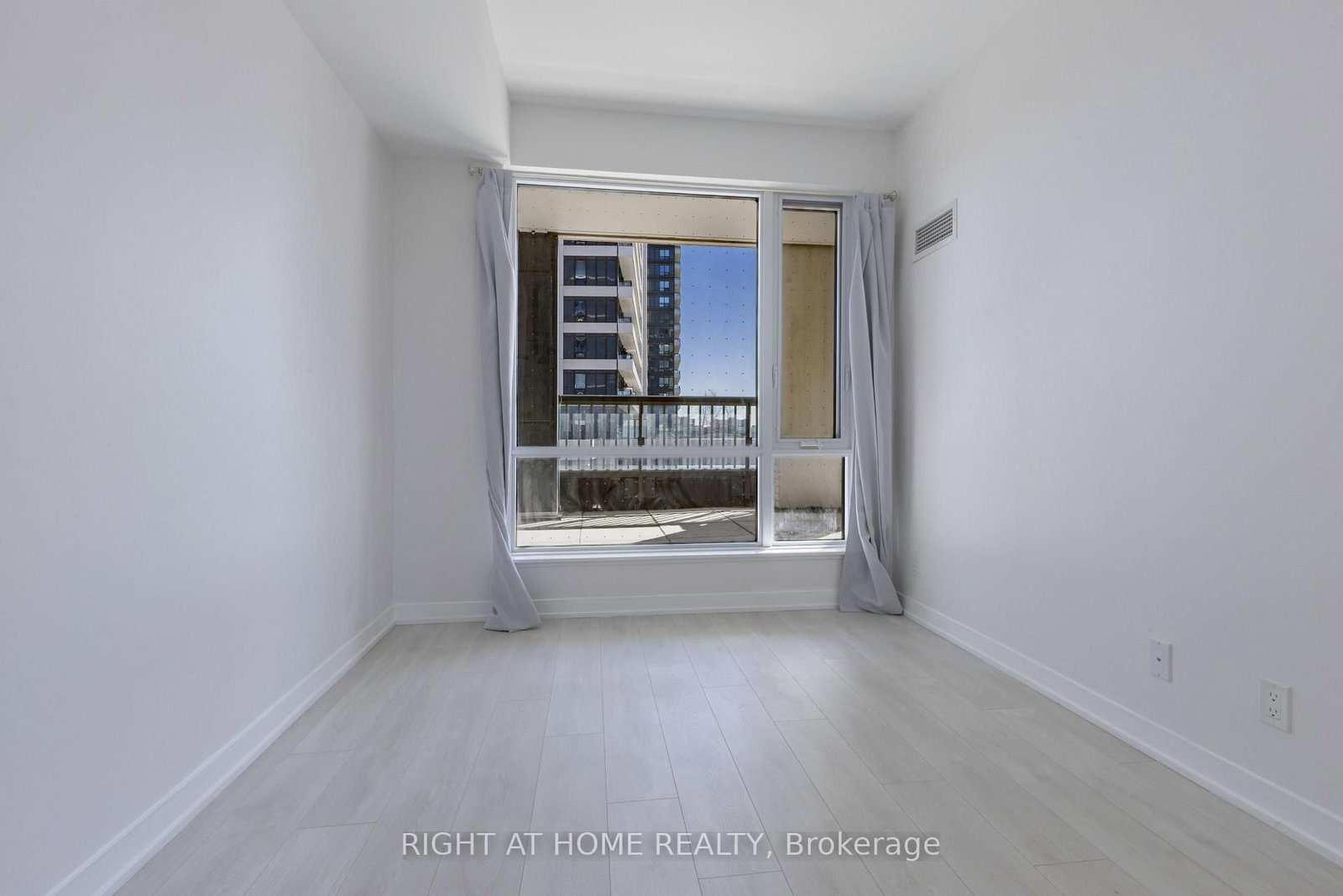 Condo for sale at 320-7950 Bathurst Street, Vaughan, Ontario, L4J 0B8 - Beverley Glen - MLS: N12877330