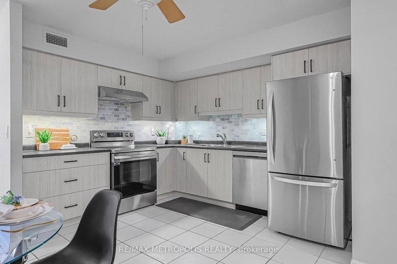 216 - 2500 Rutherford Rd, Vaughan, L4K 5N7 | Image 3