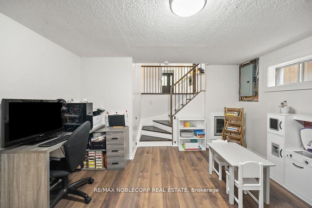 Detached House for sale at 42 Mitchell Avenue, New Tecumseth, Ontario, L9R 1C2 - Alliston - MLS: N12878562