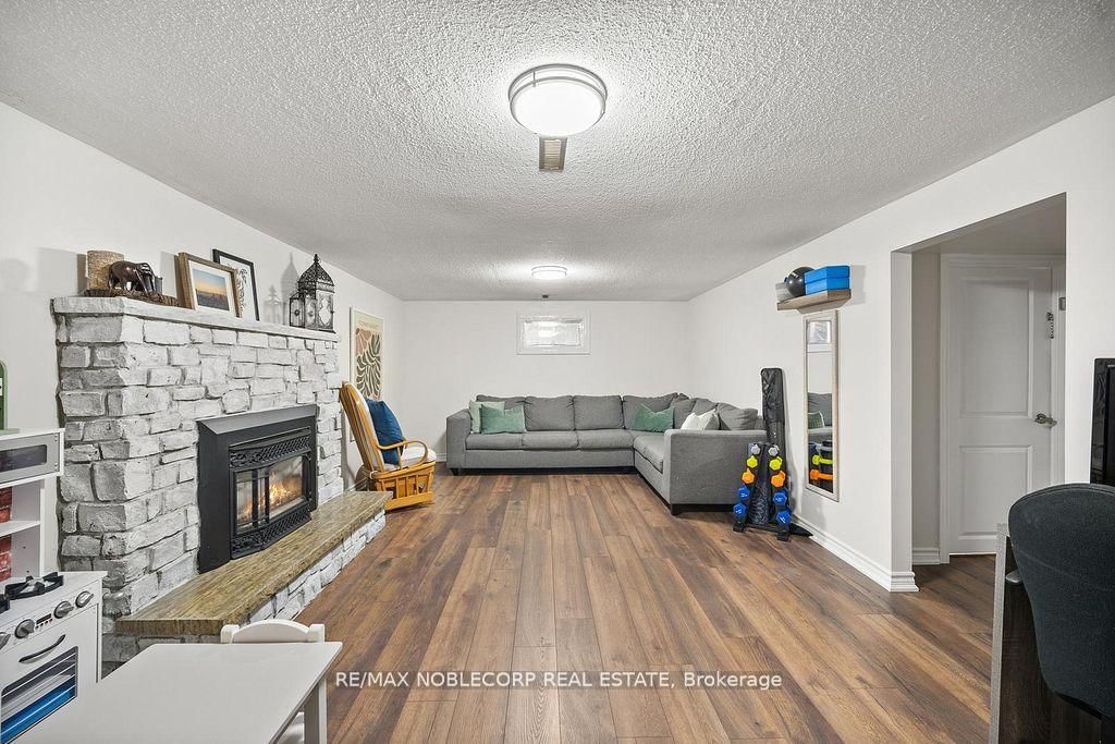 Detached House for sale at 42 Mitchell Avenue, New Tecumseth, Ontario, L9R 1C2 - Alliston - MLS: N12878562