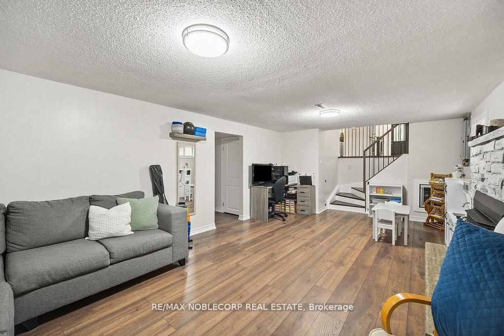 Detached House for sale at 42 Mitchell Avenue, New Tecumseth, Ontario, L9R 1C2 - Alliston - MLS: N12878562