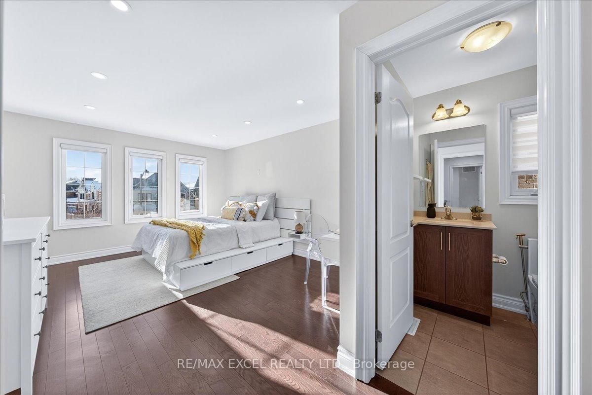 Detached House for sale at 10 Deer Pass Road, East Gwillimbury, Ontario, L9N 0L6 - Sharon - MLS: N12879316