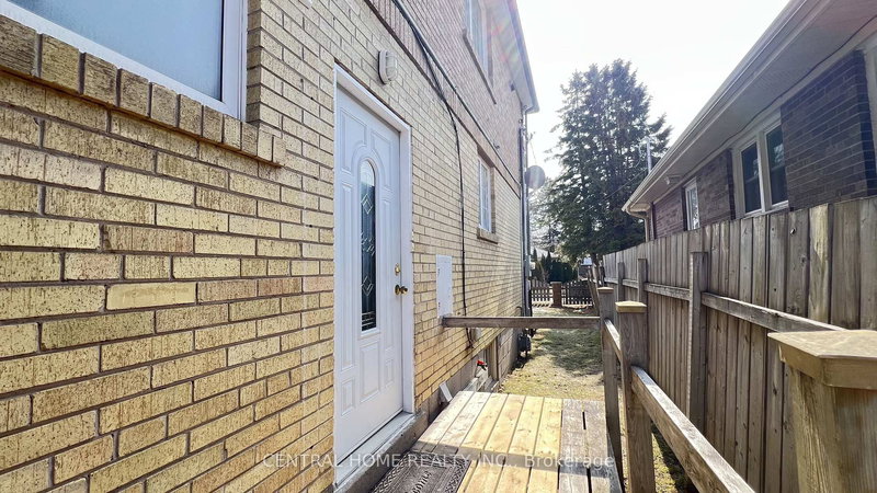 210 Jacey Ann Dr, Richmond Hill, L4C 4N5 | Image 2
