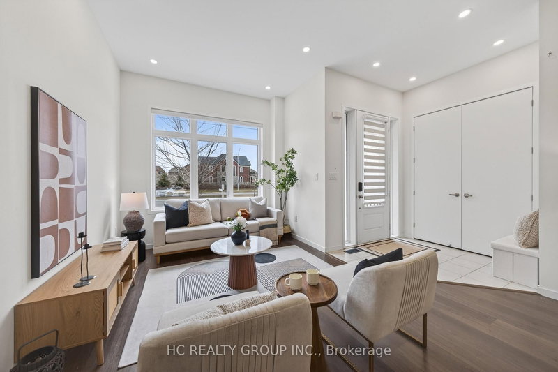 1240 Wellington St E, Aurora, L4G 2C9 | Image 2