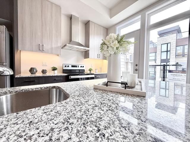 39 Credit Lane, Richmond Hill, L4E 1G9 | Image 2