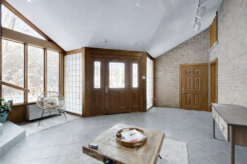 195 Rumble Ave, Richmond Hill, L4C 4G5 | Image 2