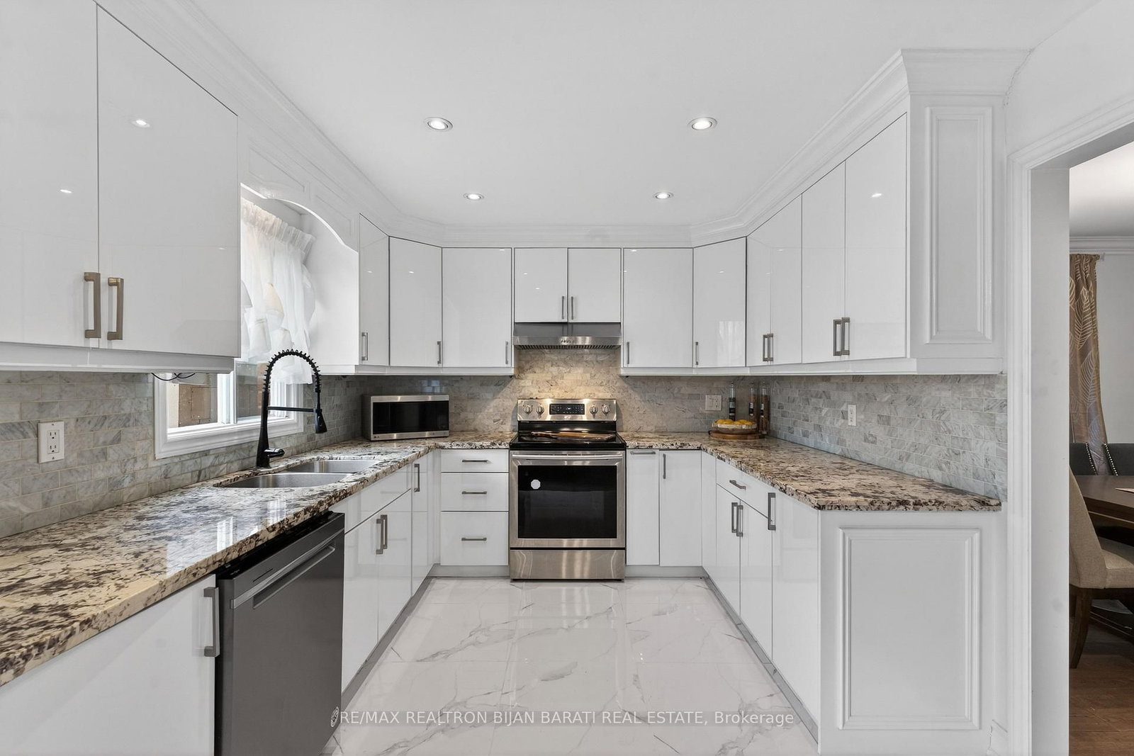 Detached House for sale at 92 Weldrick Road, Richmond Hill, Ontario, L4C 8T7 - Harding - MLS: N12881346