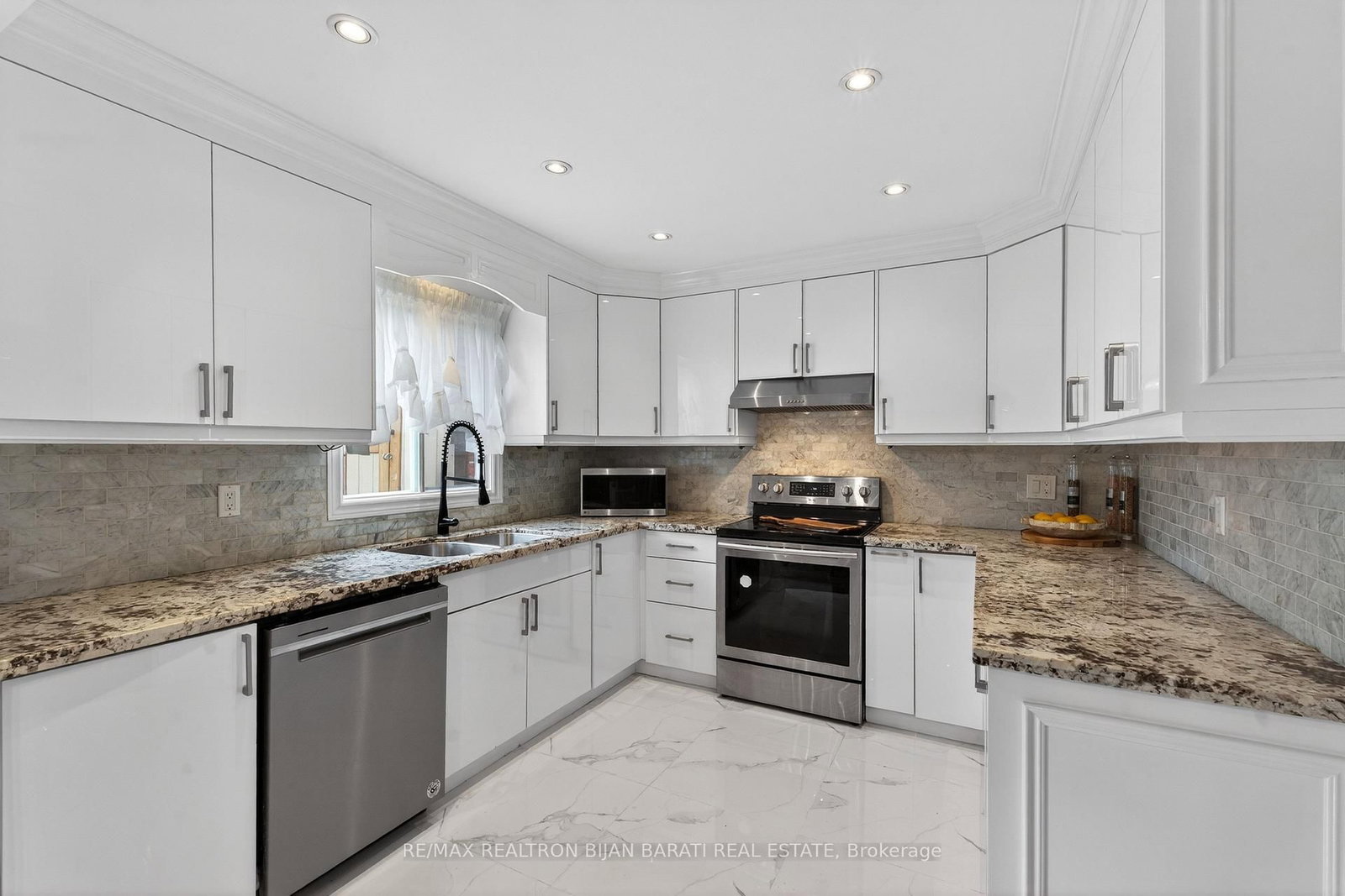 Detached House for sale at 92 Weldrick Road, Richmond Hill, Ontario, L4C 8T7 - Harding - MLS: N12881346