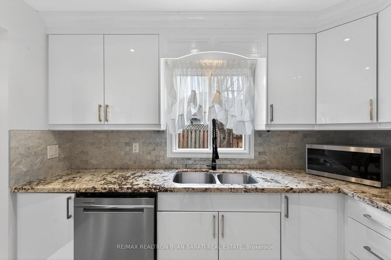 Detached House for sale at 92 Weldrick Road, Richmond Hill, Ontario, L4C 8T7 - Harding - MLS: N12881346