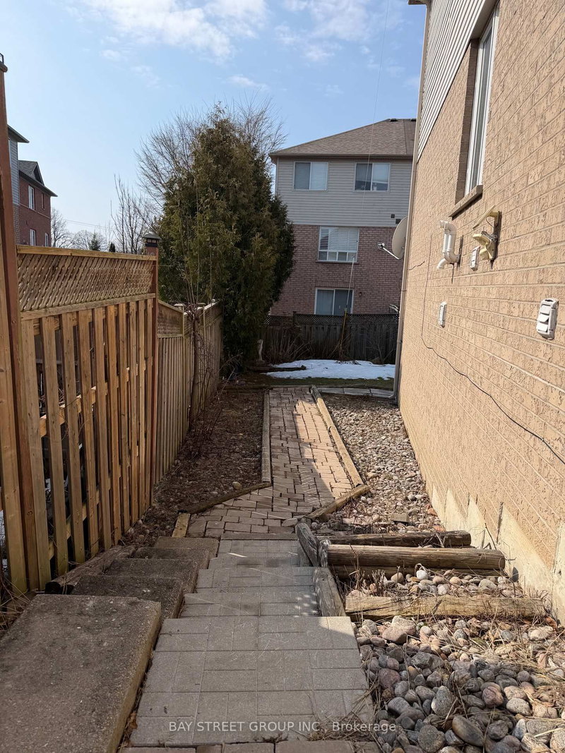 Lower - 149 Millcliff Circ, Aurora, L4G 7N8 | Image 2