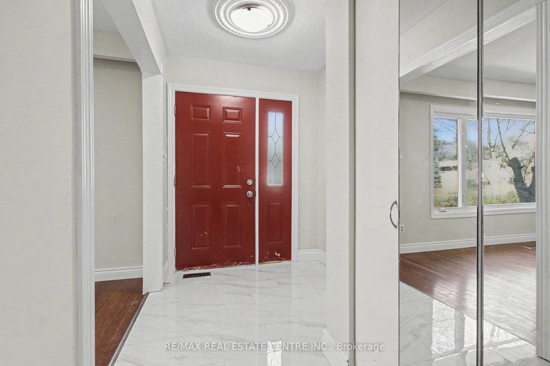 61 Romfield Crct, Markham, L3T 3H4 | Image 3