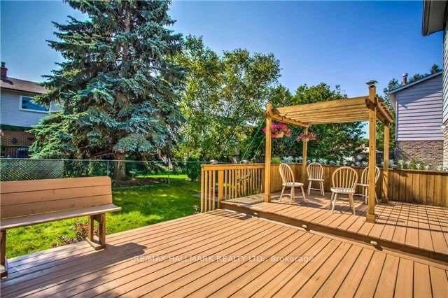 Main - 928 Wayne Dr, Newmarket, L3Y 5T8 | Image 2