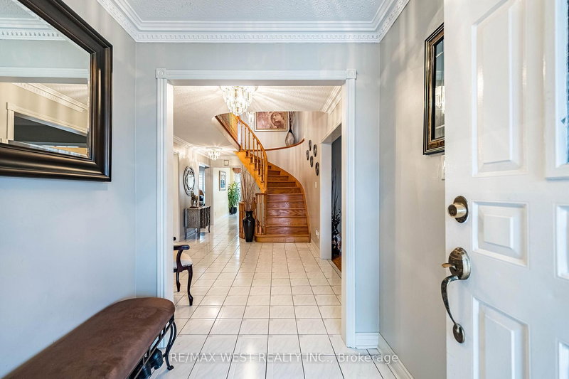 81 Vera St, Vaughan, L4L 5S4 | Image 3