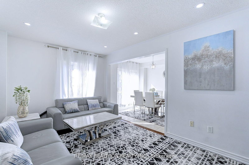 88 Banbrooke Cres, Newmarket, L3X 2W9 | Image 2