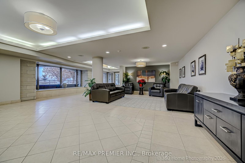 311 - 2500 Rutherford Rd, Vaughan, L4K 2N8 | Image 3