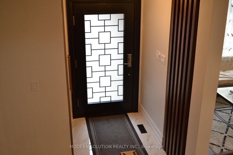 65 Manning Cres, Newmarket, L3Y 6H3 | Image 2